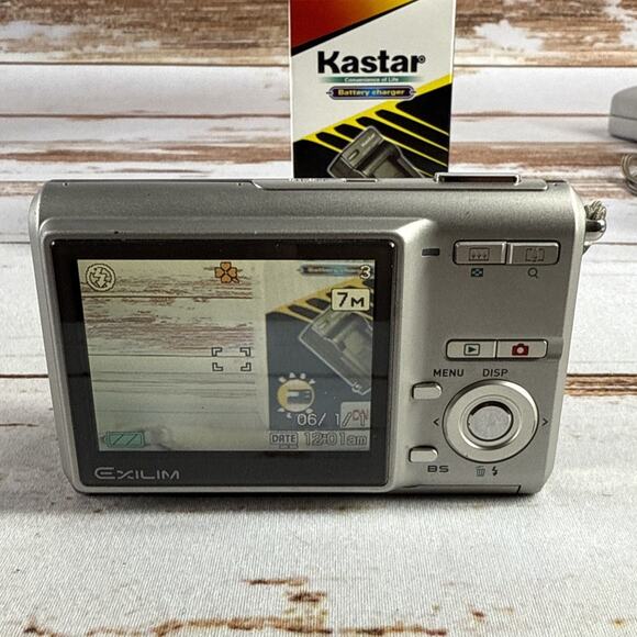 Casio EXILIM EX-Z70 7.2MP Compact Digital Camera W/Charger & Battery - Picture 3 of 5